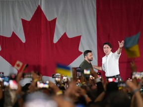 Le premier ministre Justin Trudeau présente le président ukrainien Volodymyr Zelensky lors d'un rassemblement au Fort York Armory, à Toronto, le vendredi 22 septembre 2023.