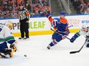 Connor McDavid (97 ans) des Oilers d'Edmonton tire la rondelle devant le gardien des Canucks de Vancouver Casey DeSmith (29 ans) lors de la première période d'action préparatoire de la LNH, le mercredi 27 septembre 2023 à Edmonton. 