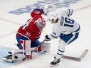 Cayden Primeau des Canadiens arrête un tir de Noah Gregor des Maple Leafs lors d'un match préparatoire en deuxième période au Centre Bell vendredi soir.