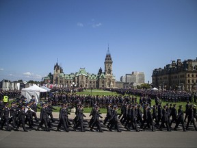 Le 46e service commémoratif annuel des policiers et agents de la paix du Canada a rempli la pelouse de la Colline du Parlement d'agents de partout au Canada rendant hommage aux policiers tombés au combat.  Onze officiers ont été honorés lors de la cérémonie du dimanche 24 septembre 2023.