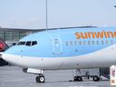 Un avion Sunwing est stationné à l'aéroport Trudeau de Montréal, à Montréal, le mercredi 2 mars 2022.