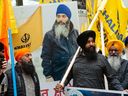 Environ 200 personnes manifestent devant le consulat indien à Vancouver le 24 juin 2023, appelant à un État sikh indépendant en Inde appelé Kalistan.  La manifestation s'est concentrée sur le meurtre du leader indépendantiste sikh Hardeep Singh Nijjar, représenté sur l'affiche. 
