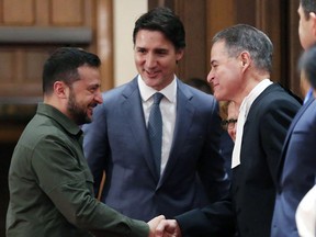 Le président ukrainien Volodymyr Zelensky et le premier ministre Justin Trudeau (au centre) serrent la main du président de la Chambre des communes Anthony Rota lors d'une cérémonie sur la Colline du Parlement le 22 septembre 2023 à Ottawa.