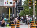 Une file d'attente s'étend le long du pâté de maisons à l'extérieur de la banque alimentaire de Fort York, sur la rue College, près du marché de Kensington, à Toronto, le jeudi 7 septembre 2023.