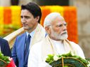 Le Premier ministre canadien Justin Trudeau, à gauche, passe devant le Premier ministre indien Narendra Modi alors qu'ils participent à une cérémonie de dépôt de couronnes à Raj Ghat, le site de crémation du Mahatma Gandhi, lors du Sommet du G20 à New Delhi, le dimanche 10 septembre 2023.