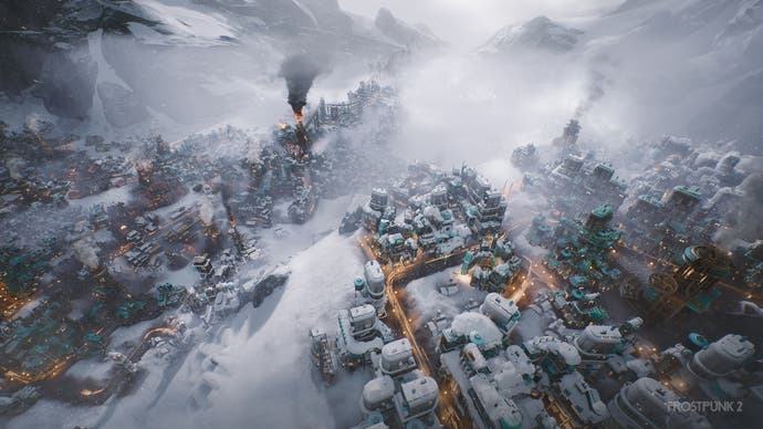 Un plan rapproché d'une ville dans Frostpunk 2, nous permettant de voir certains des détails supplémentaires offerts par Unreal Engine 5 dans la suite.  La neige s'accumule abondamment sur les bâtiments sombres, tandis qu'il y a un flou d'activité orange coloré semblable à une longue exposition sur les routes.