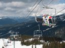 Snowboarders sur la chaise Emerald sur le mont Whistler.