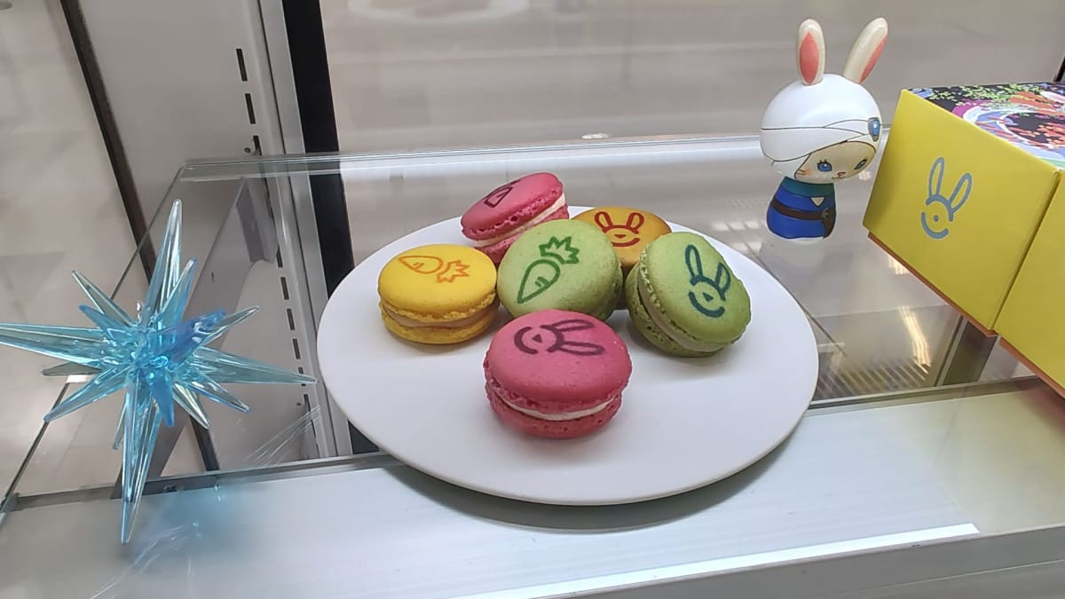 Les macarons Loporrit sont disposés sur une assiette lors de l'événement Final Fantasy XIV A Decade's End