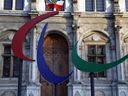 DOSSIER - Le logo des Jeux Paralympiques de Paris 2024 est représenté devant l'hôtel de ville de Paris, France, le vendredi 10 novembre 2017. Les votes auront lieu le vendredi 29 septembre 2023 pour savoir s'il faut 