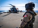 Le personnel militaire à bord de la frégate canadienne NCSM Halifax participe à un exercice en Méditerranée sur une photo d'archive de 2019.