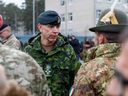 Le général Wayne Eyre, chef d'état-major de la défense, s'entretient avec des soldats lors d'une visite de la base militaire d'Adazi, au nord-est de Riga, en Lettonie, le 8 mars.