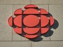 Une vue du logo actuel de CBC dans le centre-ville d'Edmonton. 