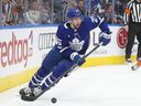 Conor Timmins #25 des Maple Leafs de Toronto patine avec la rondelle contre les Ducks d'Anaheim au Scotiabank Arena le 13 décembre 2022 à Toronto, Ontario, Canada.