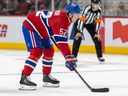 Le défenseur des Canadiens Justin Barron est l'un des 28 joueurs restant au camp d'entraînement.