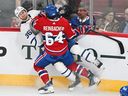 David Reinbacher des Canadiens de Montréal vérifie Josiah Slavin des Maple Leafs de Toronto dans les bandes lors de l'action de hockey préparatoire de la LNH en troisième période à Montréal, le samedi 30 septembre 2023.