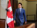 Le premier ministre Justin Trudeau arrive pour s'excuser auprès de la Chambre des communes d'avoir honoré l'ancien nazi Yaroslav Hunka lors de la visite du président ukrainien Volodomyr Zelenskyy, lors d'une conférence de presse à Ottawa le 27 septembre 2023.