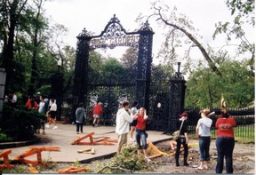 Entrée des jardins publics, Halifax, Nouvelle-Écosse, le 29 septembre 2003, immédiatement après que l'ouragan Juan ait gravement endommagé les jardins.