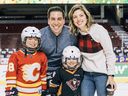 Le directeur général adjoint des Flames, Chris Snow, son épouse Kelsie et leurs enfants, son fils Cohen et sa fille Willa.