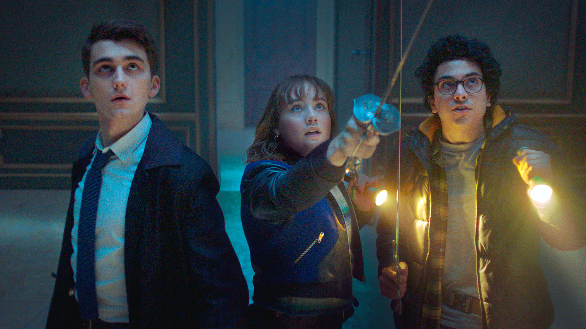 (De gauche à droite) Lockwood (Cameron Chapman), Lucy (Ruby Stokes) et George (Ali Hadji-Heshmati) combattent un fantôme dans Lockwood & Co.