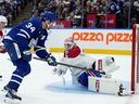 Le gardien des Canadiens Jake Allen prive la star des Maple Leafs Auston Matthews d'un match avec un but sûr lundi soir à Toronto.