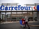 Une femme entre dans un supermarché Carrefour le 13 janvier 2020, près de Nantes, en France.