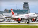 Un avion d'Air Canada Rouge atterrit à l'aéroport international Montréal-Trudeau à Dorval le jeudi 9 juin 2022.