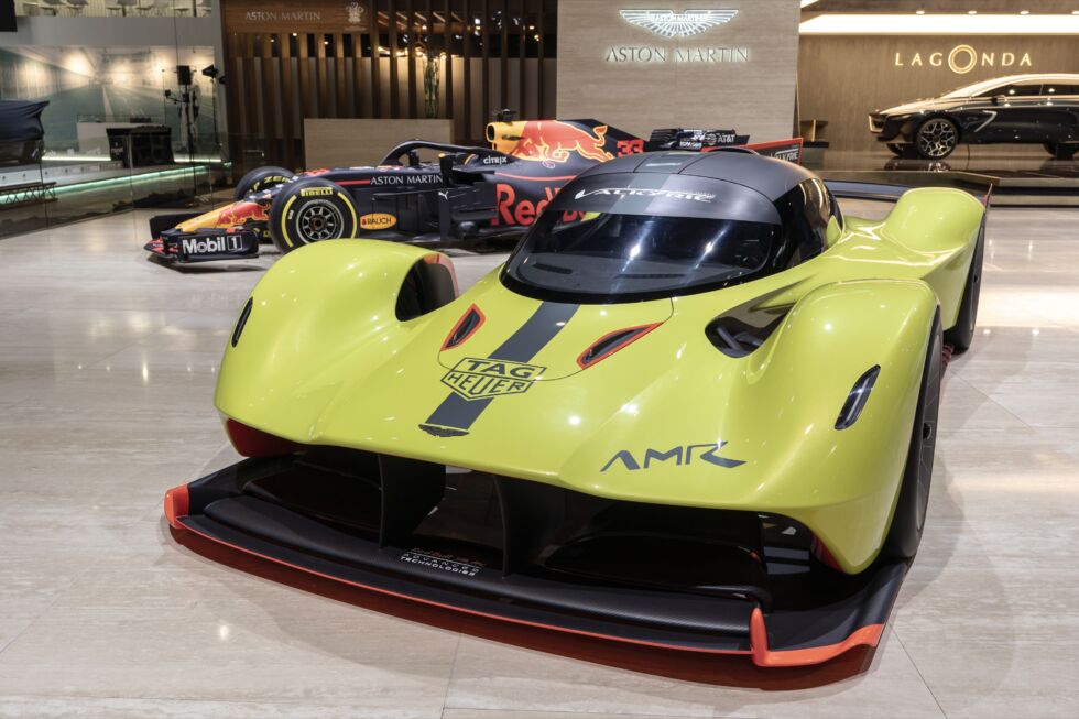 En 2018, Aston Martin a présenté la Valkyrie AMR Pro, qui a abandonné la légalité routière et le système hybride pour un jeu de pneus slicks.  Ce sera la base de la voiture de course. 
