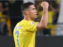 L'attaquant portugais n°07 de Nassr, Cristiano Ronaldo, célèbre après avoir marqué le premier but de son équipe lors du match de football du groupe E de la Ligue des champions de l'AFC entre le Saudi al-Nassr SC et le FC Istiklol du Tadjikistan au stade de l'université King Saud à Riyad le 2 octobre 2023. 