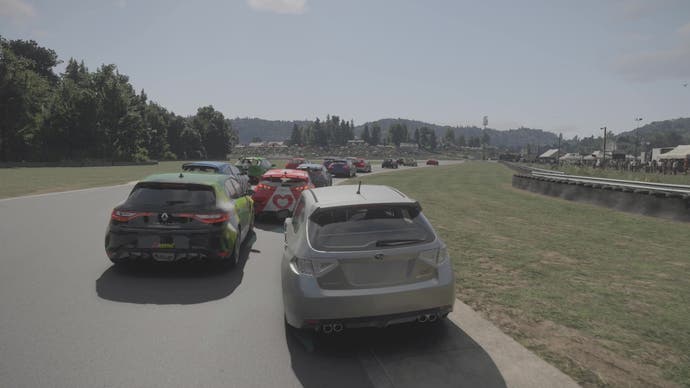 Capture d'écran de Forza Motorsport, montrant un flux de voitures ralentissant lorsqu'elles franchissent un virage, avec des arbres en arrière-plan.