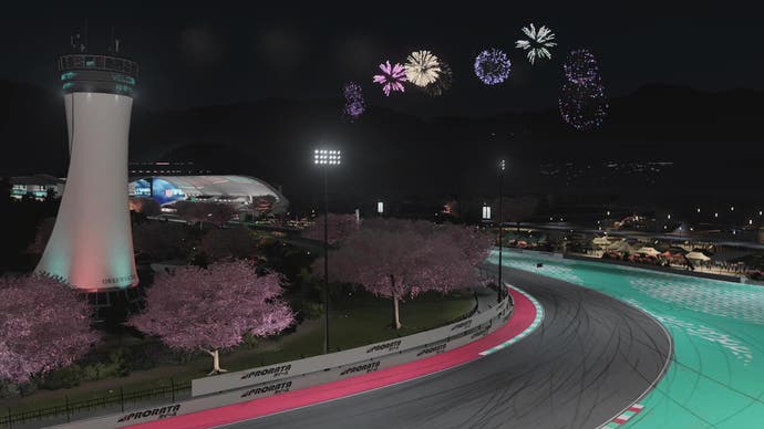 Capture d'écran de Forza Motorsport, montrant des feux d'artifice au-dessus du circuit de Hakone la nuit.