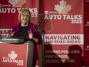 Unifor affirme que la tendance a été établie avec la ratification par les travailleurs d'une nouvelle convention collective chez Ford Motor Co. du Canada.  Lana Payne, présidente nationale d'Unifor, prend la parole lors d'une conférence de presse à Toronto le mardi 29 août 2023.