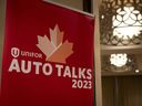 Des panneaux pour les négociations sur l'automobile d'Unifor sont présentés à Toronto le jeudi 10 août 2023.