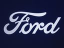 Un logo Ford est présenté au Salon international de l'auto d'Amérique du Nord à Détroit, le mercredi 13 septembre 2023. 