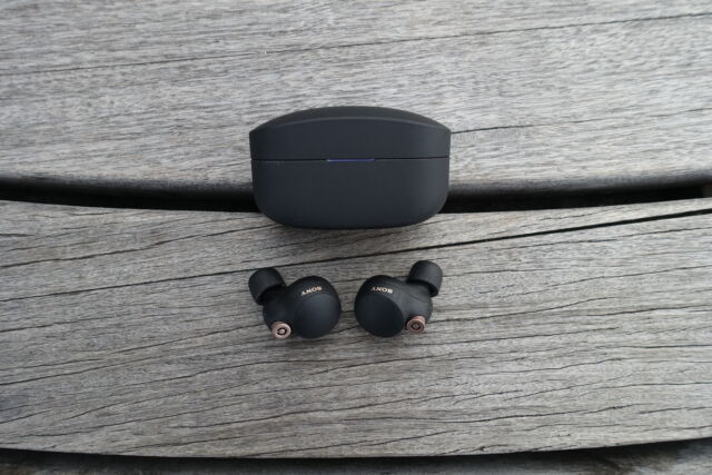 Véritables écouteurs sans fil à réduction de bruit WF-1000XM4 de Sony.