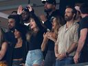 De gauche à droite : Taylor Swift, Blake Lively et Ryan Reynolds applaudissent avant le match entre les Chiefs de Kansas City et les Jets de New York au MetLife Stadium le 1er octobre 2023 à East Rutherford, NJ