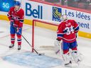 Le défenseur des Canadiens de Montréal Kaiden Guhle (21 ans) prend la rondelle du filet du gardien de but des Canadiens Jake Allen lors d'une défaite éclatante contre les Sabres la saison dernière au Centre Bell.