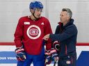 L'entraîneur-chef des Canadiens, Martin St. Louis, s'entretient avec le capitaine Nick Suzuki lors de la première journée du camp d'entraînement le mois dernier. 