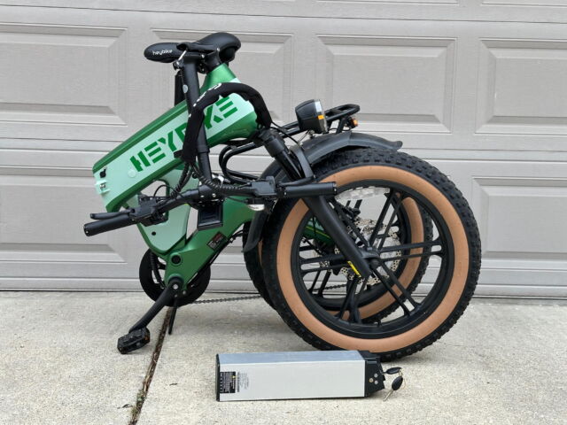 Le Heybike Tyson est en effet pliable, et la batterie est amovible.  Le remettre en place demande un petit effort en raison de la position des câbles d'alimentation.