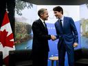 Mark Carney, à gauche, serre la main du premier ministre Justin Trudeau lors du sommet du G20 à Buenos Aires, en 2018.
