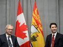 Le premier ministre Justin Trudeau, à droite, rencontre le premier ministre du Nouveau-Brunswick, Blaine Higgs, sur la Colline du Parlement à Ottawa, le mardi 5 février 2019. 