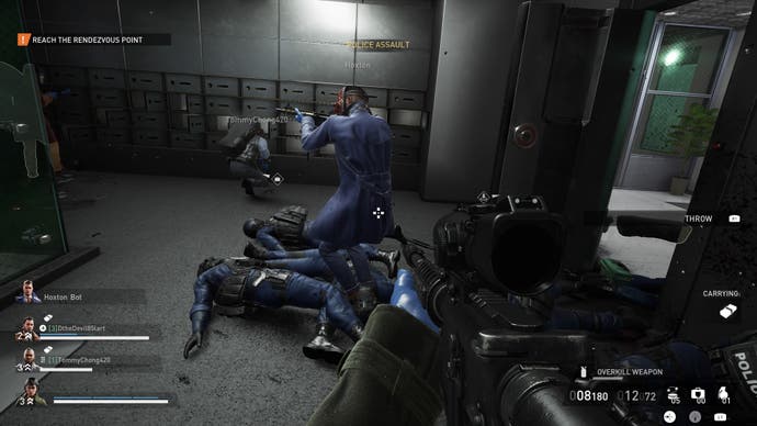Les joueurs regardent deux voleurs crocheter les serrures de dizaines de coffres bancaires.  Les corps des policiers décédés jonchent le sol.