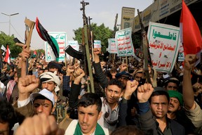 Des personnes brandissant des armes descendent dans les rues de Sanaa, la capitale tenue par les Houthis au Yémen, pour manifester leur soutien aux Palestiniens, le 7 octobre 2023, après que le groupe militant Hamas a lancé une attaque surprise à grande échelle contre Israël, le 7 octobre 2023. 7 septembre 2023.