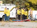 Les équipes de recherche et de sauvetage de Prince George préparent leur équipement dans une zone de rassemblement au Purden Lake Resort, près du site d'un accident d'hélicoptère, à l'est de Prince George, en Colombie-Britannique, le mardi 26 septembre 2023.