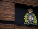 La police policière d'Ashcroft, en Colombie-Britannique, affirme qu'une violente collision frontale entre deux semi-remorques a coûté la vie à l'un des conducteurs.  Le logo de la GRC est visible à l'extérieur de la Gendarmerie royale du Canada 
