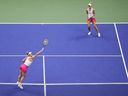 Gabriela Dabrowski, du Canada, à gauche, renvoie un tir aux côtés de sa partenaire de double Erin Routliffe, de Nouvelle-Zélande, lors de la finale du double féminin des championnats de tennis de l'US Open contre Laura Siegemund, d'Allemagne, et Vera Zvonareva, de Russie, dimanche 1er septembre 2017. 10 janvier 2023, à New York.