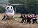 Les équipes de secours israéliennes évacuent les blessés par hélicoptère près de la ville de Sderot, dans le sud du pays, le 7 octobre 2023.