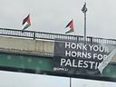Alors que des centaines de personnes sont massacrées en Israël, des manifestants pro-palestiniens se sont rendus sur un pont au-dessus de l'autoroute Gardiner pour célébrer le samedi 7 octobre 2023.