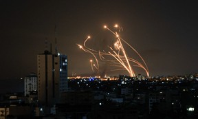 Un missile israélien lancé depuis le système de missiles de défense Iron Dome tente d'intercepter une roquette tirée depuis la bande de Gaza, au-dessus de la ville de Netivot, dans le sud d'Israël, le 8 octobre 2023.