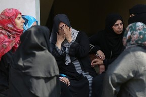 Des proches pleurent les membres de la famille Abu Daka qui ont été tués lors des frappes israéliennes dans le sud de la bande de Gaza lors de leurs funérailles le 8 octobre 2023 à Khan Yunis.