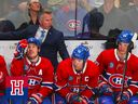 L'entraîneur-chef des Canadiens de Montréal, Martin St. Louis, s'adresse aux joueurs, de gauche à droite : Josh Anderson, Brendan Gallagher, Nick Suzuki et Juraj Slafkovsky pendant la troisième période d'un match de la Ligue nationale de hockey contre les Penguins de Pittsburgh, le 17 octobre 2022. 